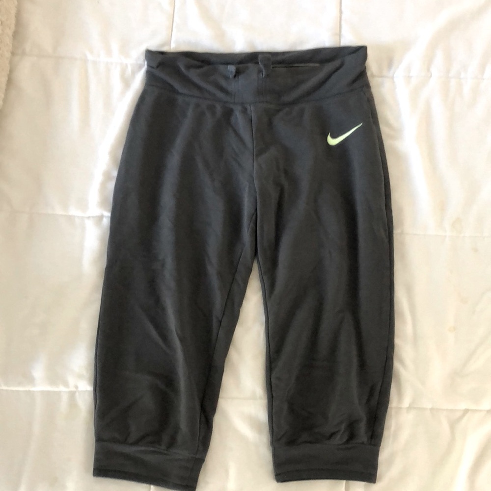 Nike Women’s Dry-fit capris - Small